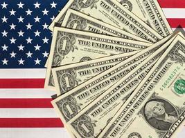 billetes de dólar y bandera de los estados unidos foto