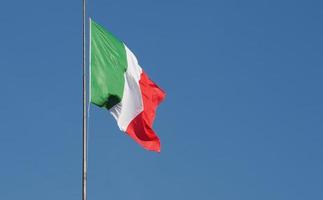 Bandera italiana de Italia sobre el cielo azul foto