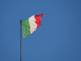 Bandera italiana de Italia sobre el cielo azul foto