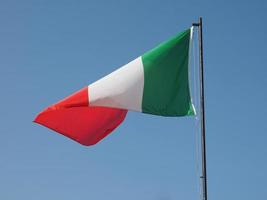 bandera de italia sobre el cielo azul