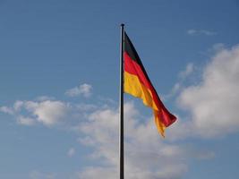 bandera alemana sobre el cielo azul