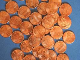 monedas de un centavo de dólar, estados unidos sobre azul foto