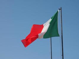 bandera de italia sobre el cielo azul