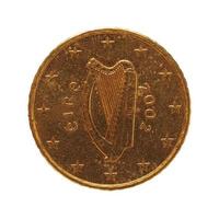 Moneda de 50 centavos, unión europea, irlanda aislado sobre blanco foto