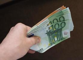 mano con billetes de euro, unión europea foto