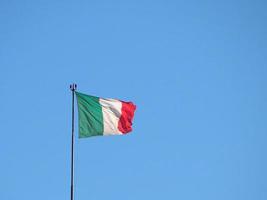 Bandera italiana de Italia sobre el cielo azul foto