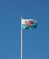 Bandera de Gales de Gales sobre el cielo azul foto