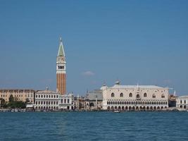 Plaza de San Marcos visto frente a la Cuenca de San Marcos en Venecia. foto