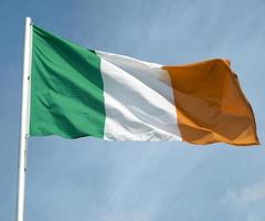 bandera irlandesa sobre cielo azul foto
