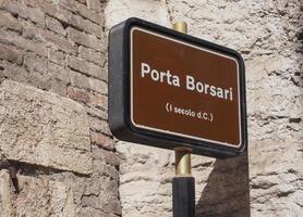 Puerta de la ciudad de porta borsari en Verona