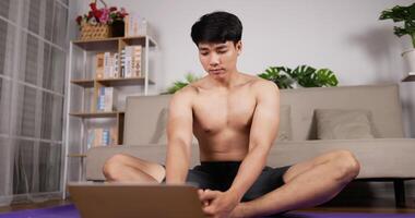 man gör yoga meditation inomhus och onlineträning video
