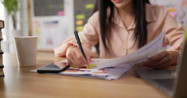 mujer con smartphone y escribiendo en papel video