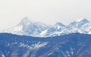 Vista de los Alpes italianos en el valle de Aosta, Italia foto