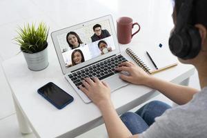 mujer de negocios, trabajando, desde casa, mediante, videollamada, conferencia foto