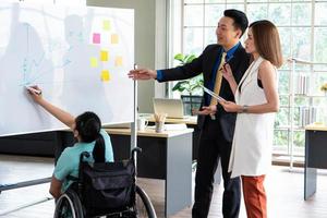 Mujer discapacitada asiática presente proyecto en sala de reuniones