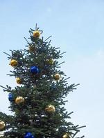 árbol de navidad con adornos foto