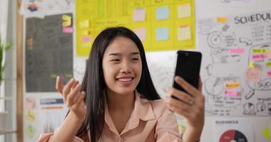 mujer feliz en una videollamada a través de un teléfono inteligente video