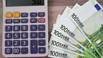 100 euro banknotes with calculator video