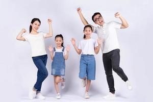 Retrato de familia asiática sobre fondo blanco. foto