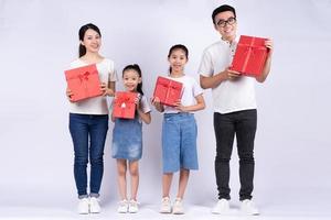 Retrato de familia asiática sobre fondo blanco. foto