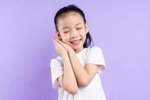 retrato, de, niño asiático, en, fondo púrpura foto
