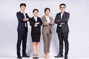 Grupo de empresarios asiáticos posando sobre un fondo blanco. foto