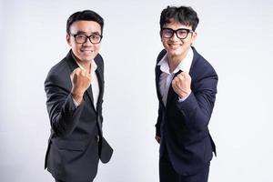 Dos empresario asiático posando sobre fondo blanco. foto