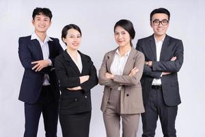 Grupo de empresarios asiáticos posando sobre un fondo blanco. foto