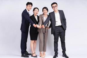 Grupo de empresarios asiáticos posando sobre un fondo blanco. foto