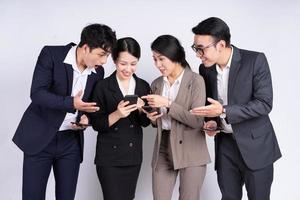 Grupo de empresarios asiáticos posando sobre un fondo blanco. foto