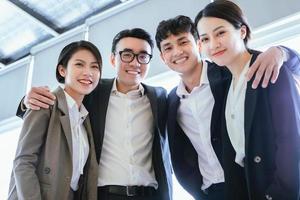 Retrato de grupo de empresarios asiáticos foto