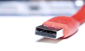 Primer plano del cable USB rojo foto