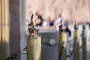 Detalle de primer plano de las barreras de cuerda en el evento foto