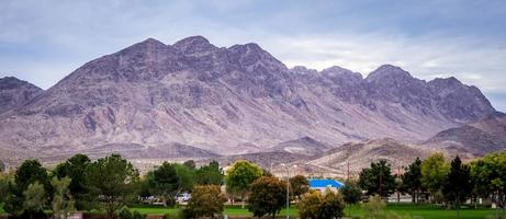 la ciudad de las vegas rodeada de montañas de roca roja y valle de fuego foto