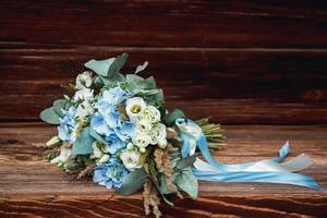 ramo de boda acostado sobre una superficie de madera foto