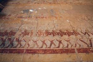 Pinturas egipcias antiguas y jeroglíficos en la pared en Luxor. foto