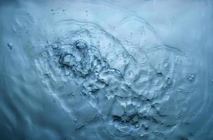Textura de salpicaduras de agua sobre fondo turquesa foto