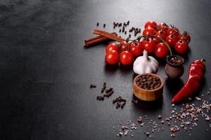 ingredientes para cocinar, especias, ajo, tomates y hierbas