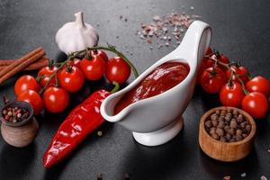 salsa roja o kétchup en un bol e ingredientes para cocinar foto