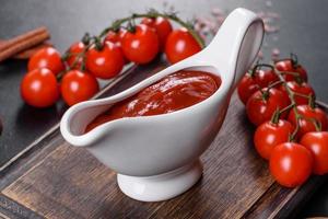 salsa roja o kétchup en un bol e ingredientes para cocinar foto