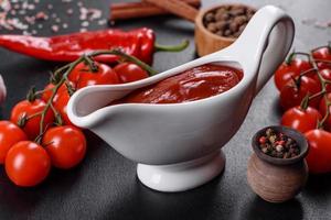 salsa roja o kétchup en un bol e ingredientes para cocinar foto