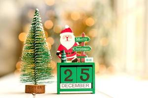 elementos rojos y verdes que se utilizan para decorar el árbol de navidad foto