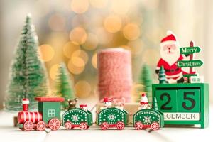 elementos rojos y verdes que se utilizan para decorar el árbol de navidad foto