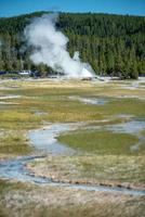 Erupción del viejo géiser fiel en el parque nacional de Yellowstone. foto