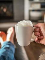 persona sosteniendo una taza de cafe foto