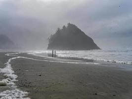 niebla y niebla en la playa foto