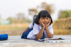 Estudiante asiático en uniforme estudiando en la campiña de Tailandia foto