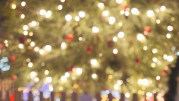 resplandecientes círculos de colores abstractos desenfocado video de luces de navidad. luces de hadas borrosas. desenfocado fondo de vacaciones árbol de navidad. bokeh ligero del árbol de Navidad.