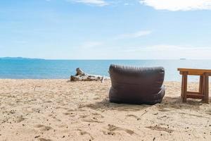 dos bolsas de frijoles y mesa al aire libre foto