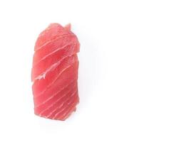 Sushi de atún sobre fondo blanco. foto